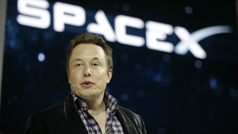 Elon Musk, CEO and CTO of SpaceX, introduces the SpaceX Dragon V2 spaceship at the SpaceX headquarters in Hawthorne, Calif. on May 29, 2014. THE CANADIAN PRESS/AP-Jae C. Hong