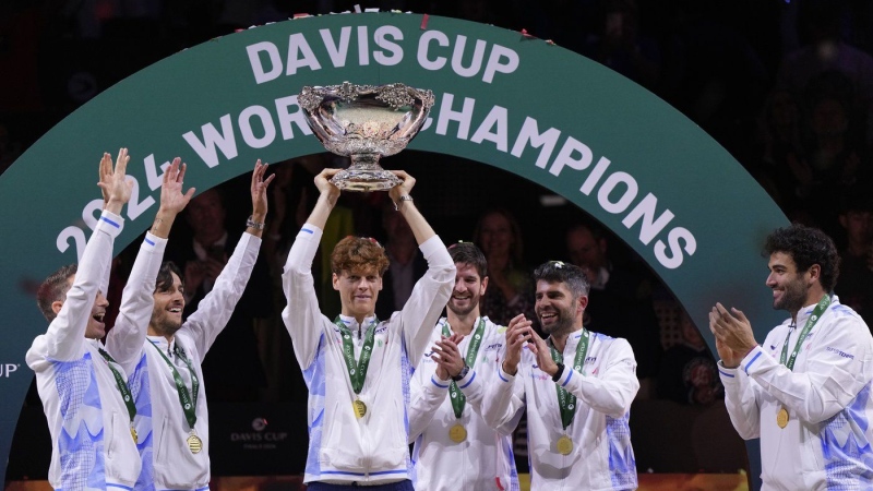 Italy's Jannik Sinner, center, holds the Davis Cup trophy by teammates after the final between Netherlands and Italy on Sunday, Nov. 24, 2024. (AP Photo/Manu Fernandez)