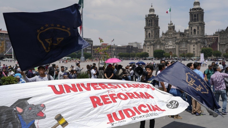 Supporters arrive to attend a rally in favor of the government's proposed judicial reform outside the Supreme Court building in Mexico City, Sept. 5, 2024. (AP Photo/Eduardo Verdugo)