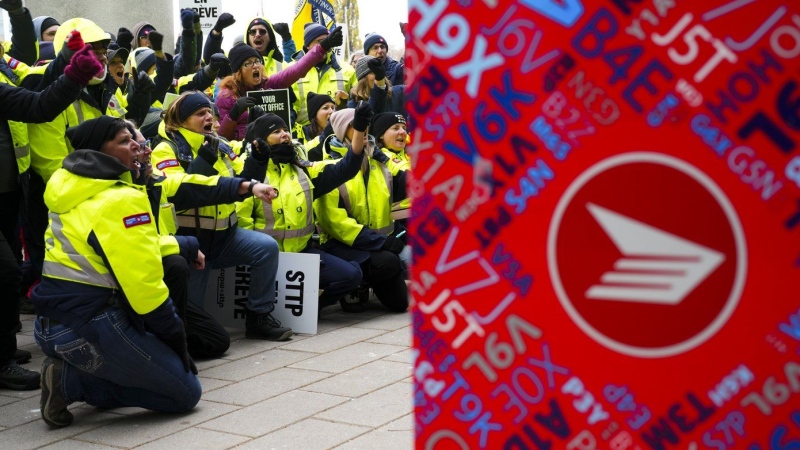 Canada Post employees and supporters rally at Canada Post headquarters in Ottawa, Thursday, Nov. 28, 2024. THE CANADIAN PRESS/Sean Kilpatrick