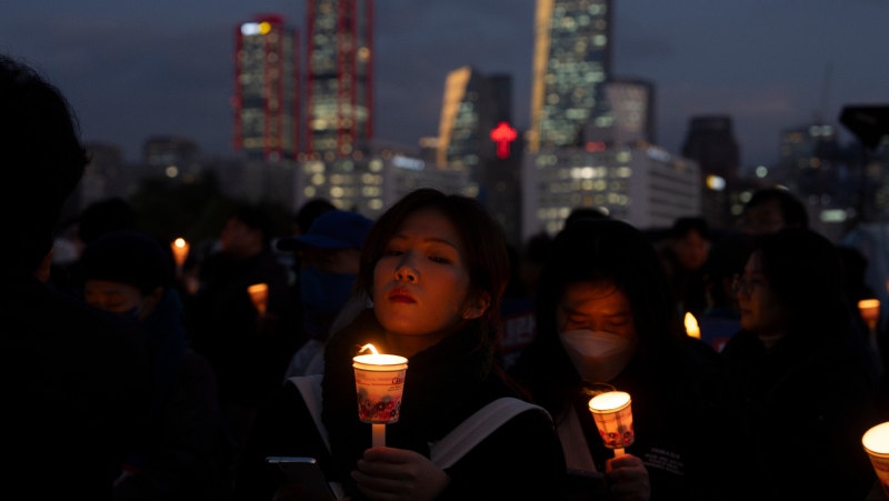 Protesters take part in a candlelight vigil against South Korean President Yoon Suk Yeol in Seoul, South Korea, Thursday, Dec. 5, 2024 (AP Photo/Ng Han Guan)
