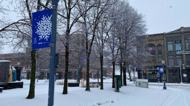 Snow falls in downtown Moncton, N.B. on Dec. 5, 2024. (Derek Haggett/CTV)