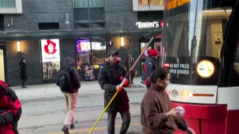 Torontonians save car under streetcar 