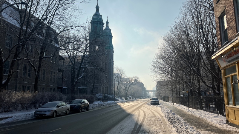 It was a smoggy, sunny day in Montreal on Dec. 26, 2024. (Daniel J. Rowe / The Canadian Press)