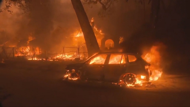 Thousands flee LA fires 