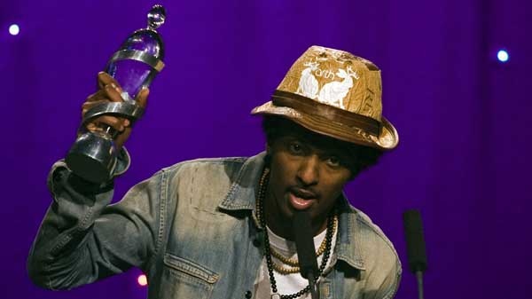 K'naan, a Somali-born Canadian musician, addresses the crowd after winning the artist of the year award at the 2010 JUNO gala dinner and awards show in St. John's, N.L. on Saturday, April 17, 2010. (Andrew Vaughan / THE CANADIAN PRESS)