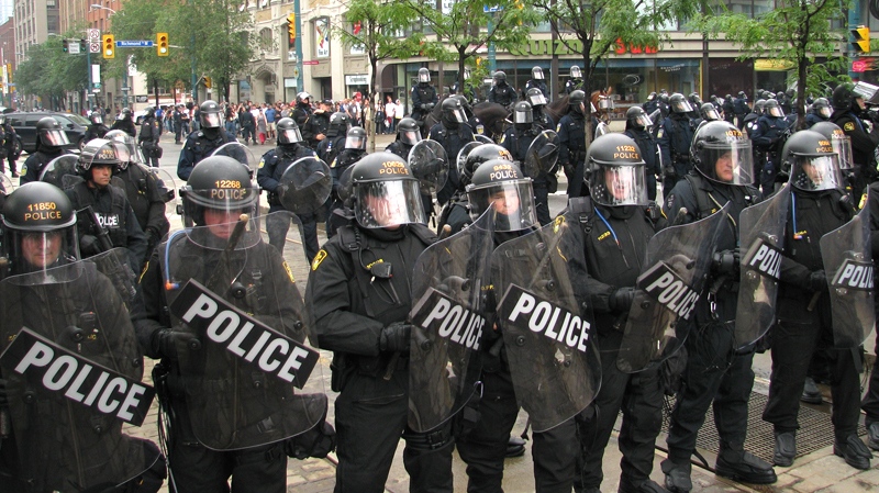 Dozens of police in riot gear gather at Richmond at Spadina in downtown Toronto, Sunday night, June 27, 2010. (Chris Allen / MyNews.CTV.ca)