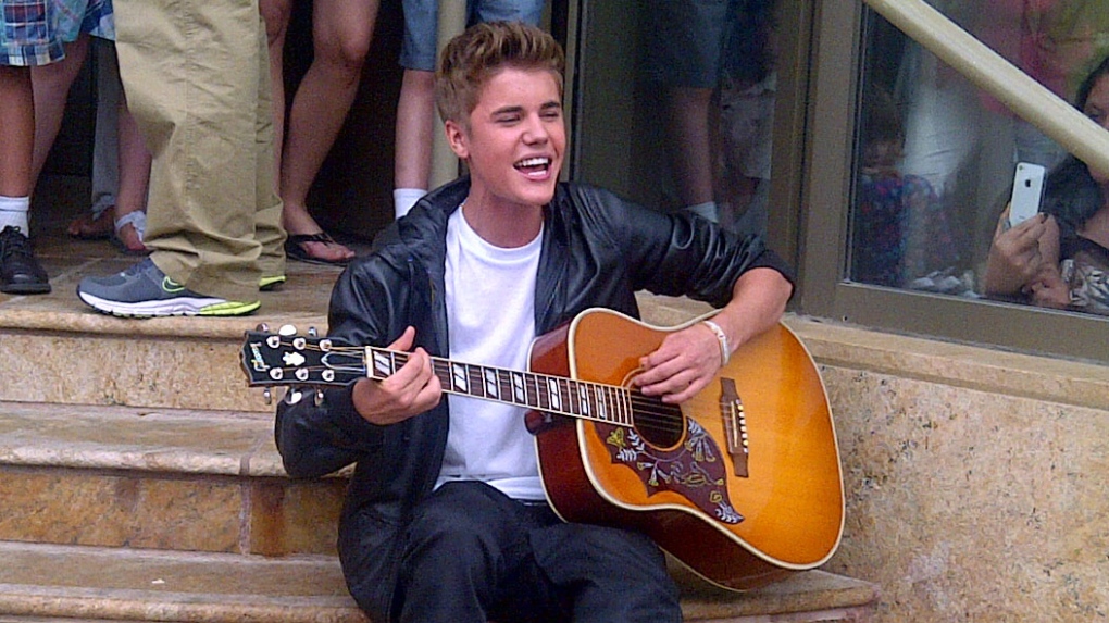 Justin Bieber plays impromptu concert at Stratford's Avon Theatre | CTV News