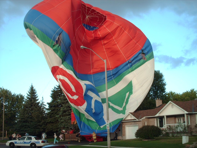 Hot air balloon makes emergency landing | CTV News
